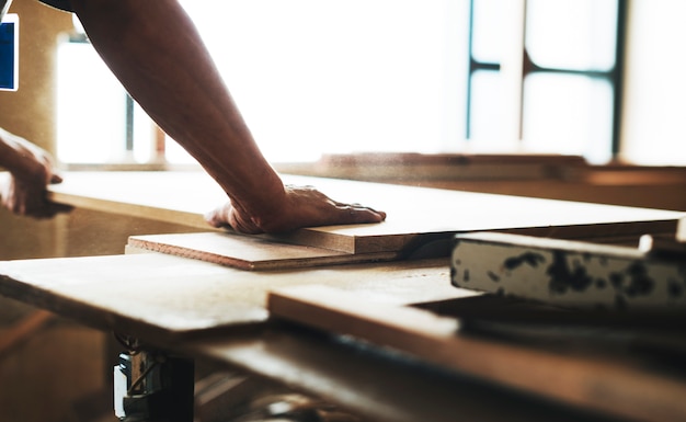 Charpentier travaillant avec un bois