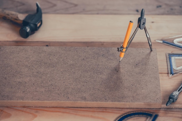 Charpentier travaillant dans un atelier de menuiserie. Boiseries pour le concept de fabrication de meubles et de décoration intérieure. Bois de bricolage pour la décoration.