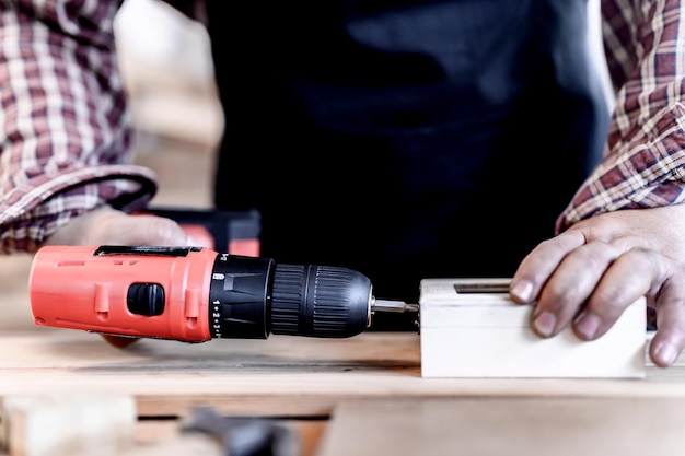 Charpentier travaillant dans un atelier de menuiserie. Menuiserie bricolage et concept de travail à domicile. Distanciation sociale ou distanciation physique.