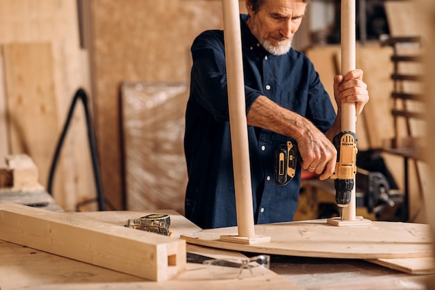 Charpentier travaillant dans un atelier