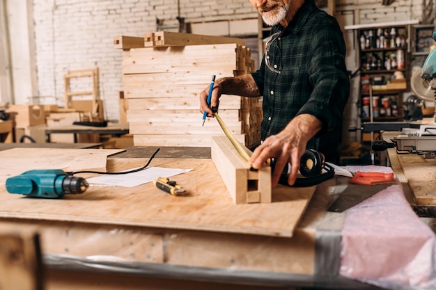 Charpentier travaillant dans un atelier