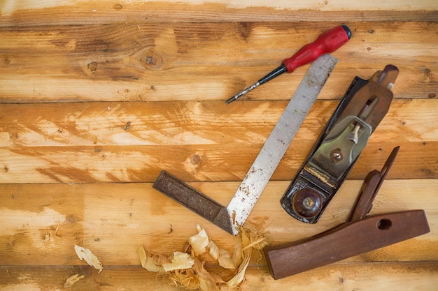 Charpentier travaillant pour une table en bois en bois