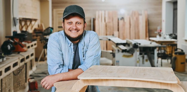 Charpentier travaille avec du bois dans un atelier de menuiserie