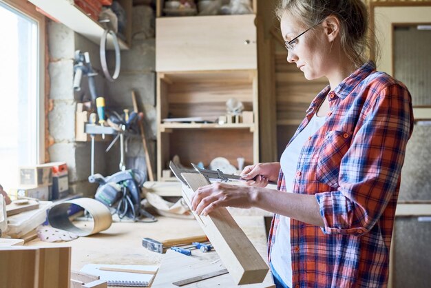 Une charpentière travaillant avec du bois