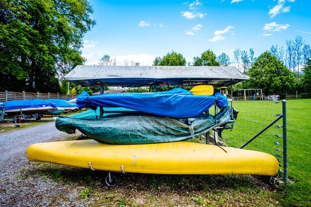 Une charrette sur l'herbe contre le ciel bleu