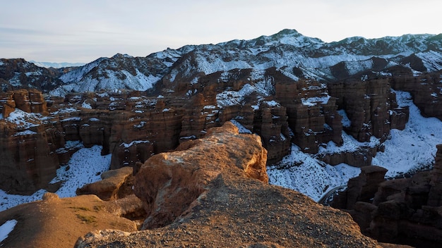 Charyn grand canyon avec parois rocheuses orange almaty