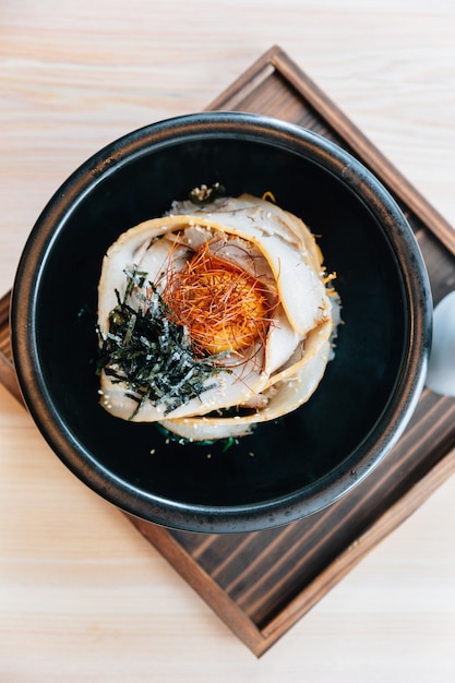 Chashu Don: Riz à la vapeur garni de ventre de porc rôti, de jaune d&#39;œuf, d&#39;algues séchées et de safran.