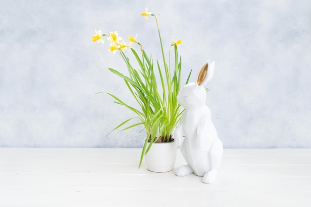 Chasse aux oeufs avec le lapin blanc de Pâques