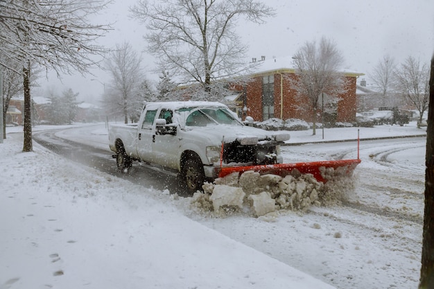 Chasse-neige déneigeant la rue.