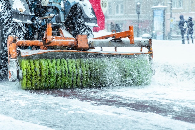 Chasse-neige en gros plan sur le nettoyage de la rue du concept de neige