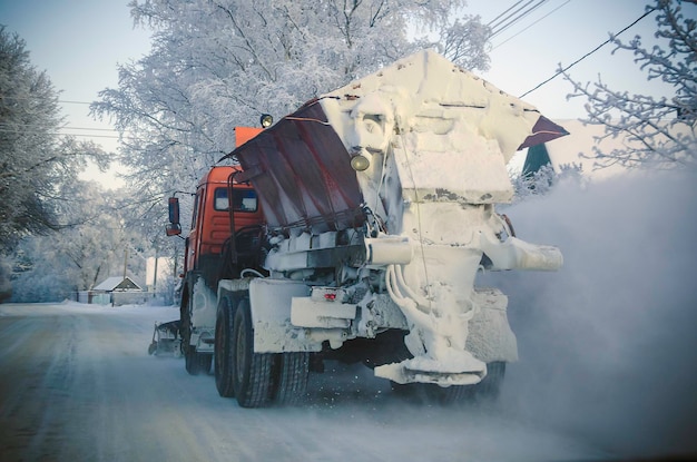 Chasse-neige sur la route