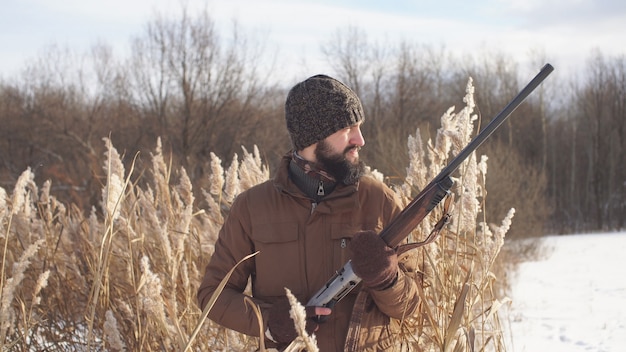 Chasseur à barbe va chasser sa proie, gibier, gros plan du chasseur