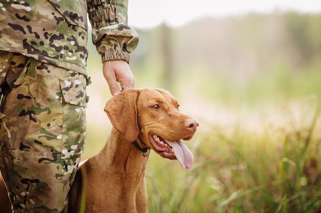 Chasseur avec un chien dans la forêt