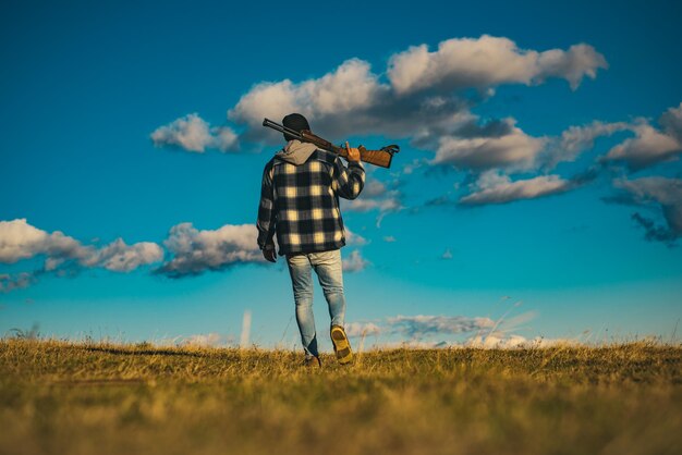 Chasseur avec fusil de chasse à la chasse. Braconnier de chasse illégale dans la forêt. La chasse est la pratique consistant à tuer ou à piéger des animaux.