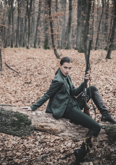 Chasseur avec fusil de chasse sur la chasse à la chasse dans la forêt de printemps portrait en gros plan d'un chasseur hamdsome ouvert h