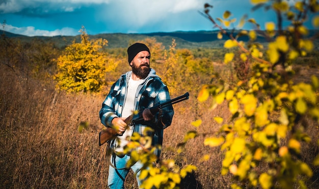 Chasseur avec fusil de chasse sur la chasse à la chasse à la faune