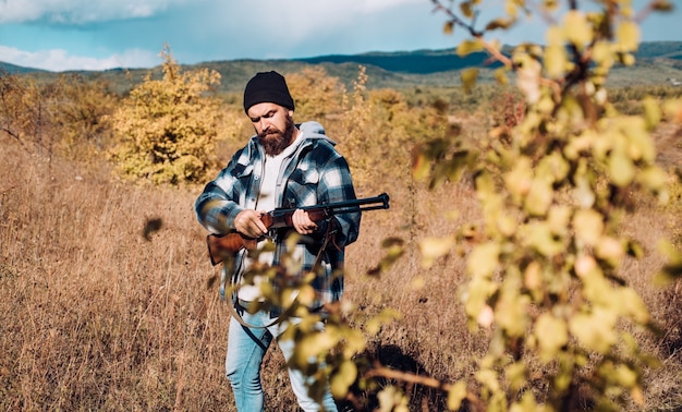 Chasseur Avec Fusil De Chasse à La Chasse. Chasse à La Faune.