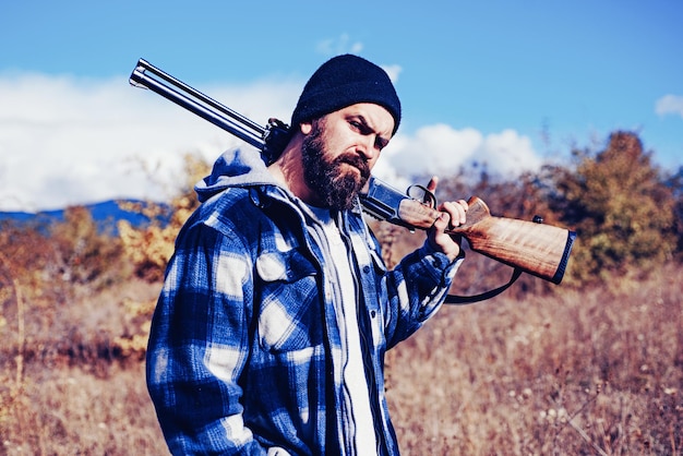 Chasseur avec fusil de chasse sur fusil de chasse