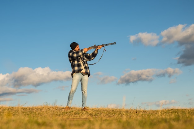 Chasseur avec fusil puissant avec lunette pour repérer les animaux