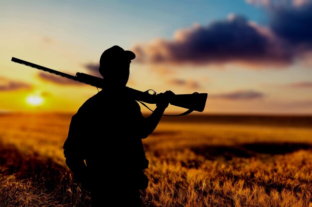 Chasseur mâle avec fusil sur fond naturel