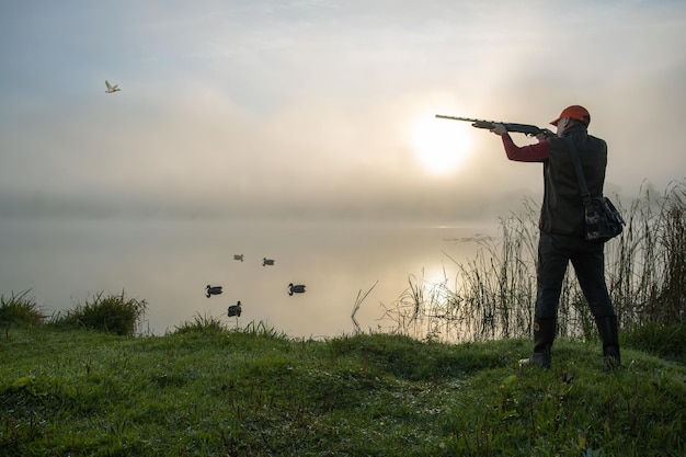 chasseur tirant à la saison de chasse au canard volant