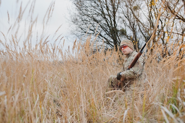 Photo chasseur en uniforme avec un fusil de chasse