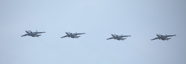 Chasseurs d'avions militaires de la nouvelle génération dans le ciel.