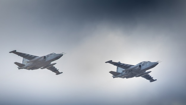 Chasseurs d'avions militaires de la nouvelle génération dans le ciel.