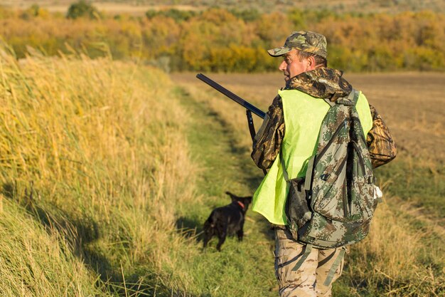 Chasseurs avec un drathaar et un épagneul allemands, chasse au pigeon avec des chiens en gilets réfléchissants