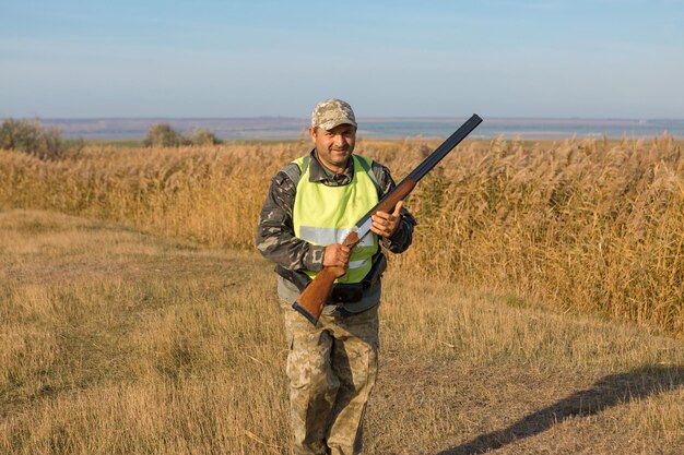 Chasseurs avec un drathaar et un épagneul allemands, chasse au pigeon avec des chiens en gilets réfléchissants