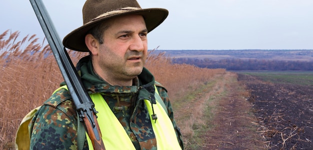 Chasseurs avec un drathaar et un épagneul allemands, chasse au pigeon avec des chiens en gilets réfléchissants