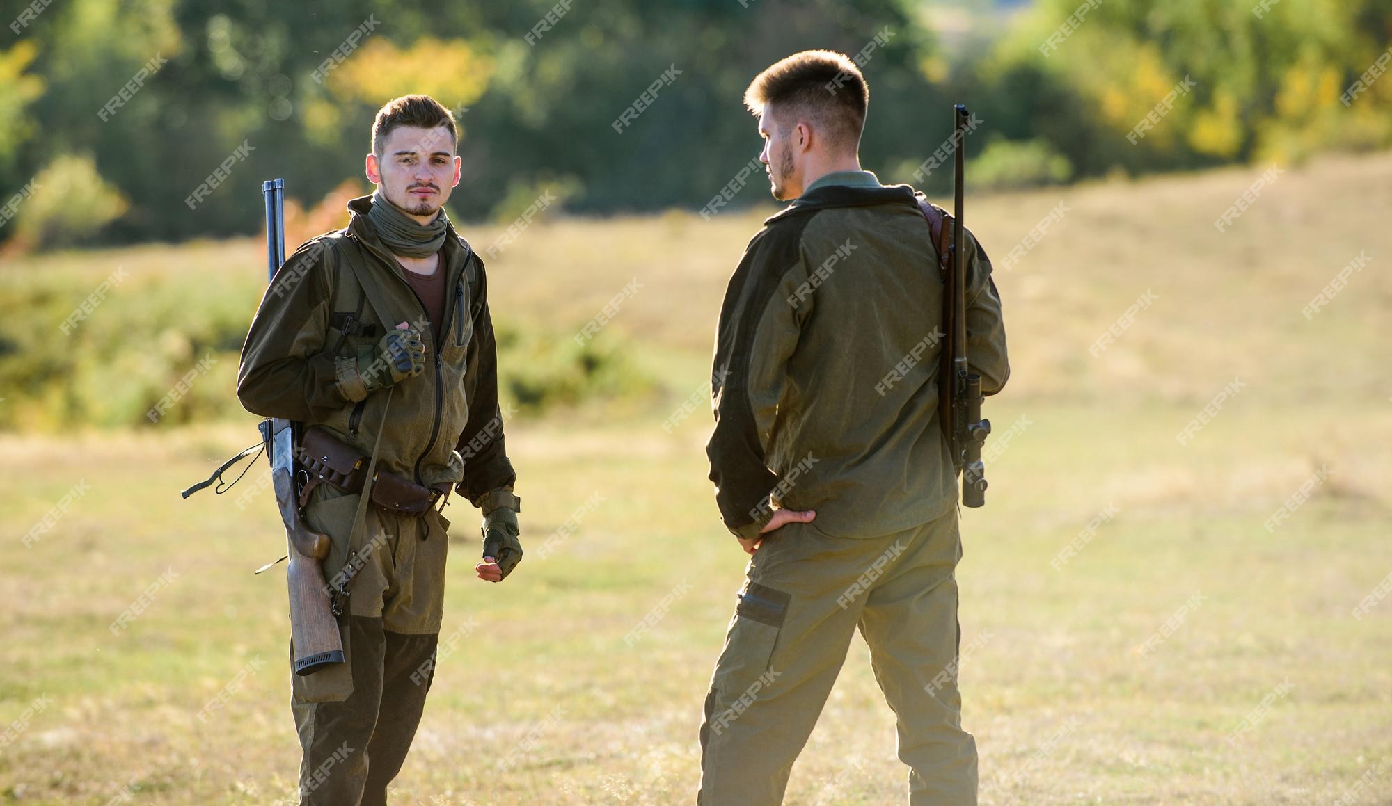 Chasseurs Dhommes Avec Fusil à Fusil Camp Dentraînement Mode Uniforme Militaire Amitié Des