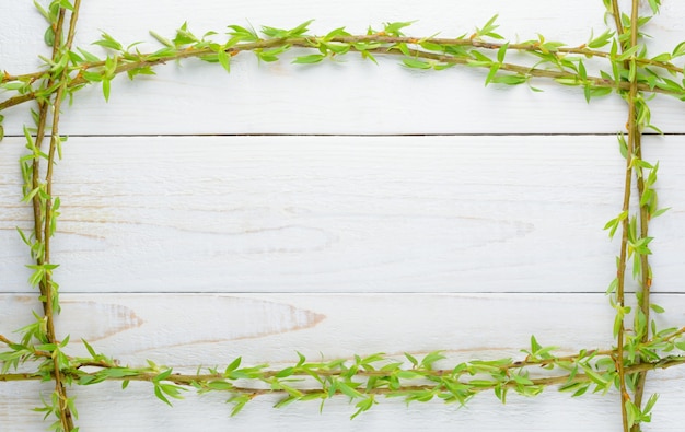 Châssis en planches et branches de bois