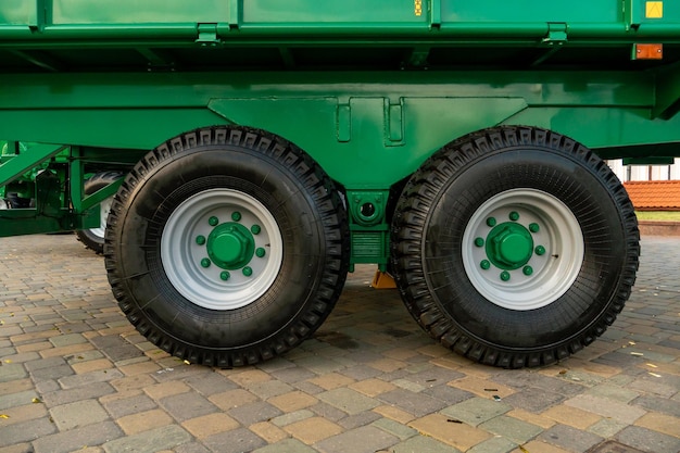 Châssis à roues pour le transport commercial de marchandises Sécurité routière Un gros pneu rugueux noir pour les camions Travailler dans une carrière avec de la pierre concassée et du charbon