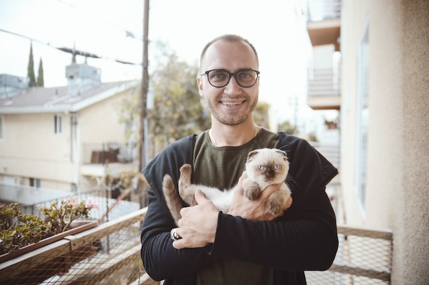 Chat chaton et un jeune bel homme