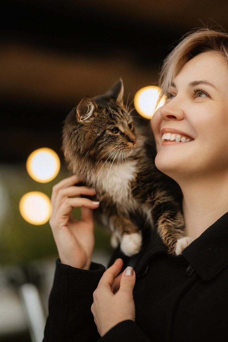 Chat dans les bras d'une fille