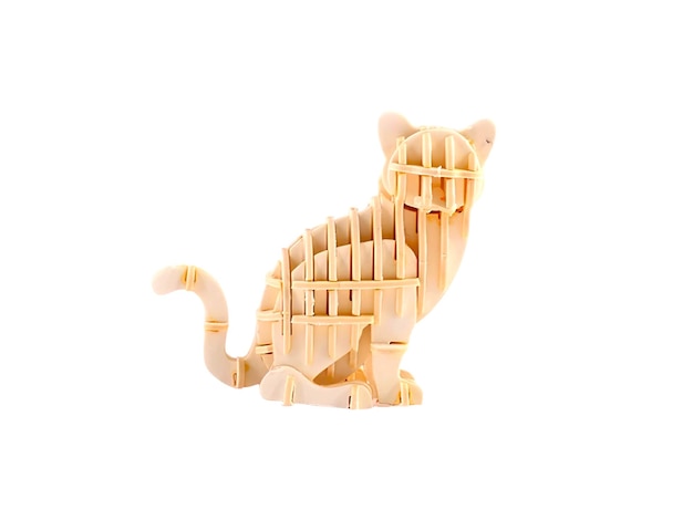 Un chat fait de bois avec une coupe isolée sur blanc