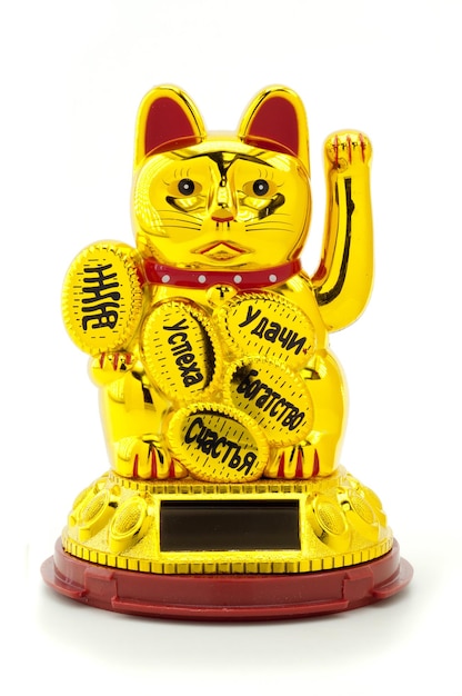 Chat ManekiNeko avec panneau solaire sur fond blanc