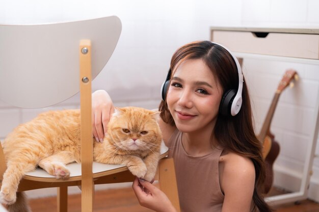 Le chat persan intelligent avec des repas quotidiens sur un bol