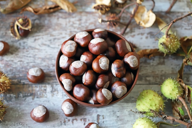 Châtaignes dans un bol sur une table en bois