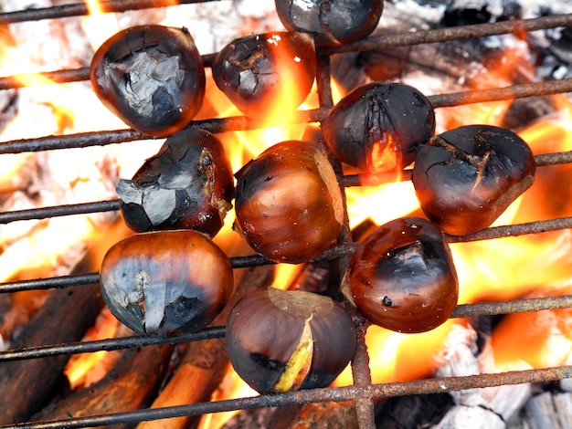 Châtaignes grillées au feu