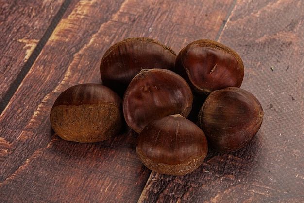 Le châtaignier brun naturel est délicieux et délicieux.