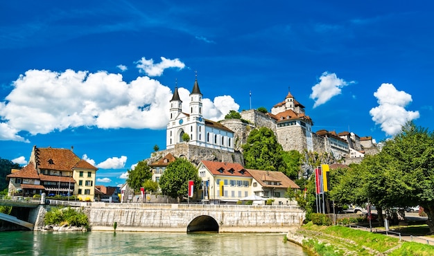 Château d'Aarburg et église sur la rivière Aare en Suisse