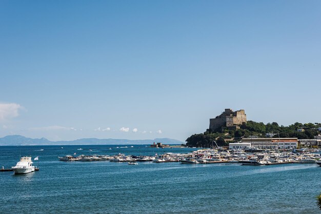 Château Aragonais Castello est un château à côté d'Ischia à l'extrémité nord du golfe de Naples Italie Belle vue sur la mer avec une architecture historique