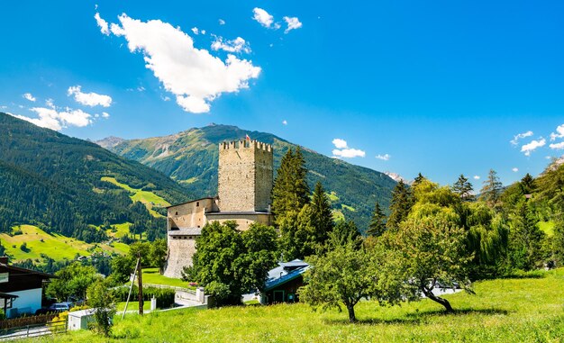 Château de Bideneck au village de Fliess dans la vallée de l'Inn au Tyrol, en Autriche