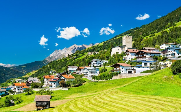 Château de Bideneck à Fliess village dans la vallée de l'Inn, Tyrol, Autriche