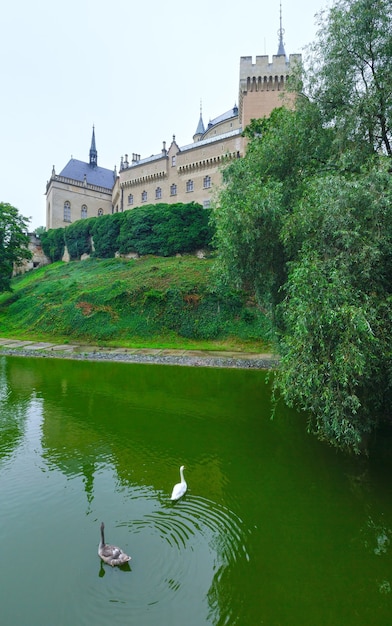 Château de Bojnice (Slovaquie). L'été. Construit au XIIe siècle, reconstruit en 1889-1910