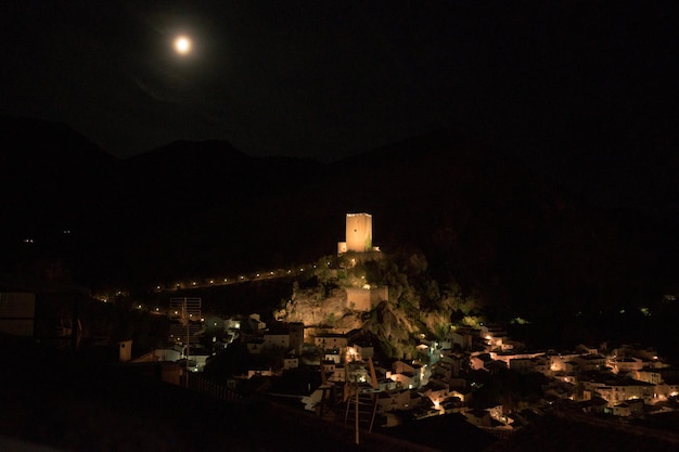 Château de Cazorla la nuit avec la lune dessus Castillo de la Yedra