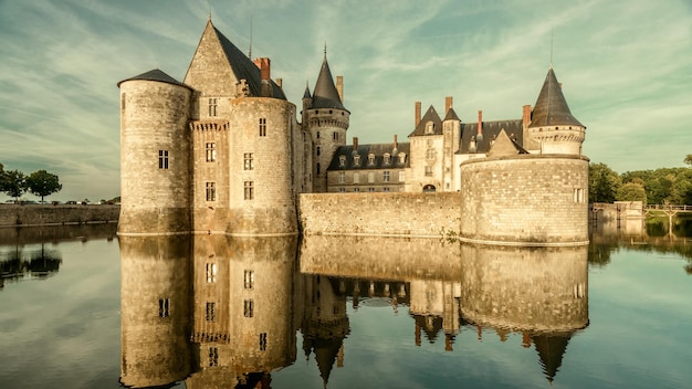Château ou château de SullysurLoire dans la lumière du coucher du soleil France