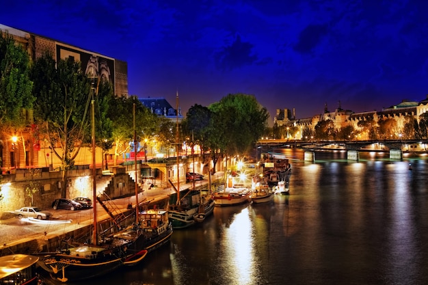 Château Conciergerie et pont, Paris, France. NUIT